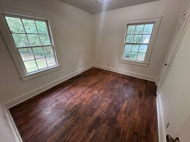 Building Photo - 2 Bedrooms, 1 Bathroom - House in West Rome!