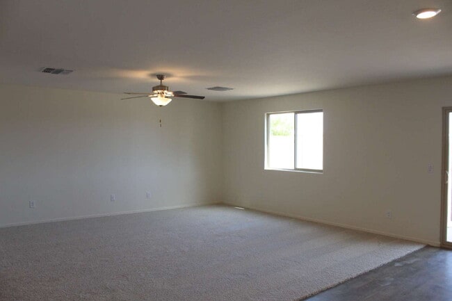 Building Photo - "Spacious 4-Bedroom with 2.5 Baths availab...