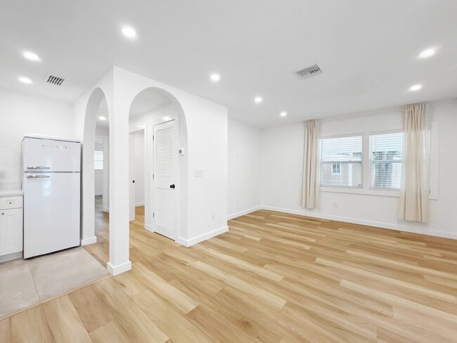 Building Photo - 4631 Queensboro Ave S