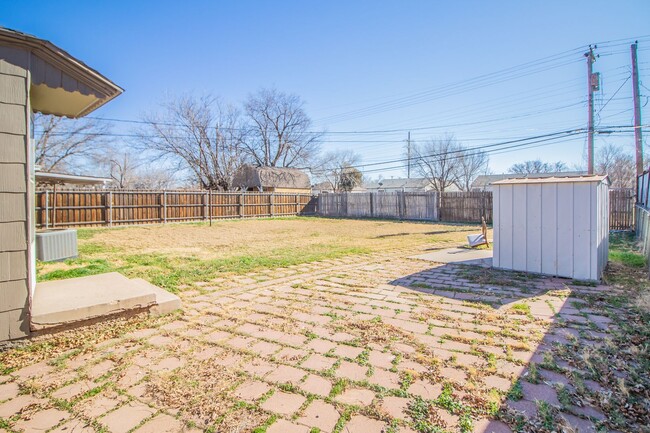 Building Photo - Charming 3 bedroom