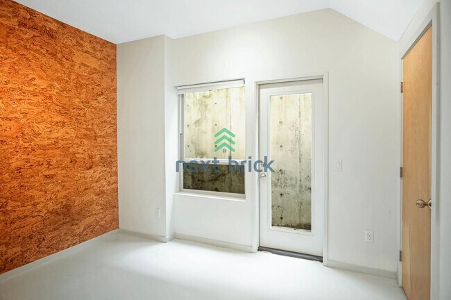 Building Photo - 2 BED & 1.5 BATH URBAN ELEGANCE AND ROOFTO...