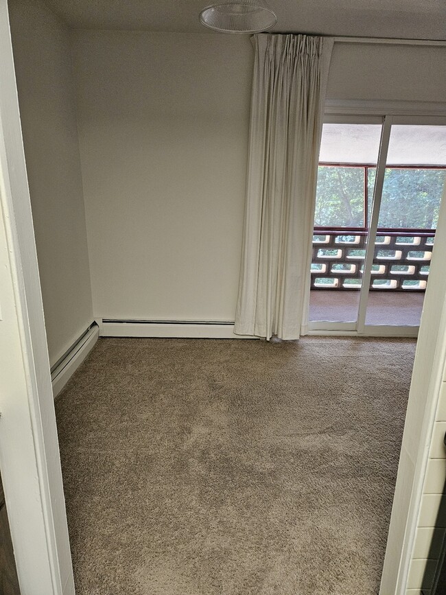 G34 Dining Room - Lake Club Apartments