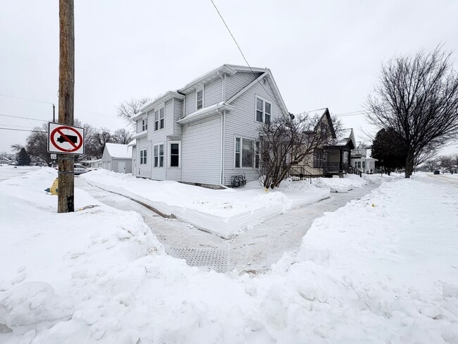 Building Photo - 520 12th Ave