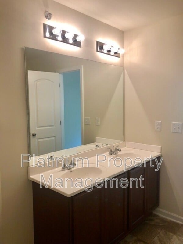 Building Photo - 2048 Reavis Bluff
