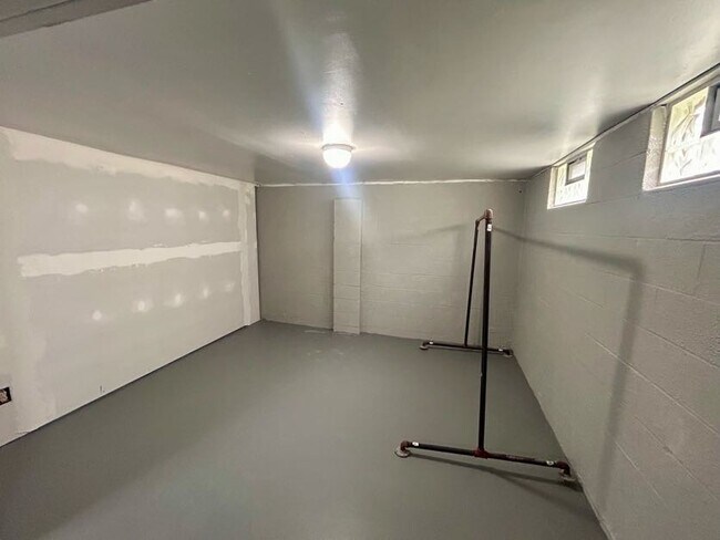 Building Photo - 5148 Fullerton Dr