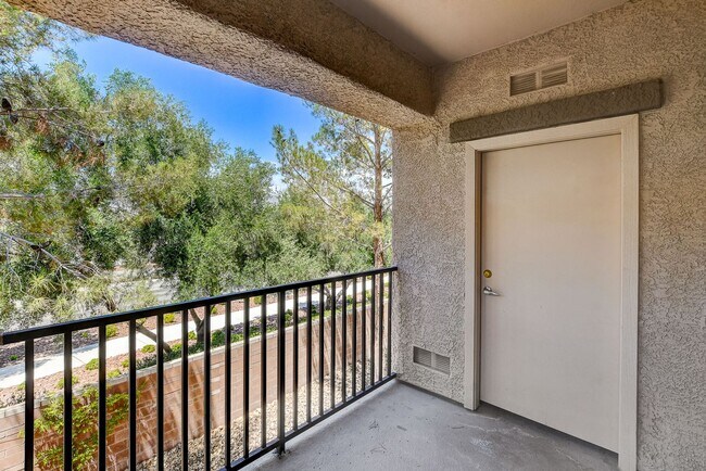 Building Photo - 3 Bedroom Condo