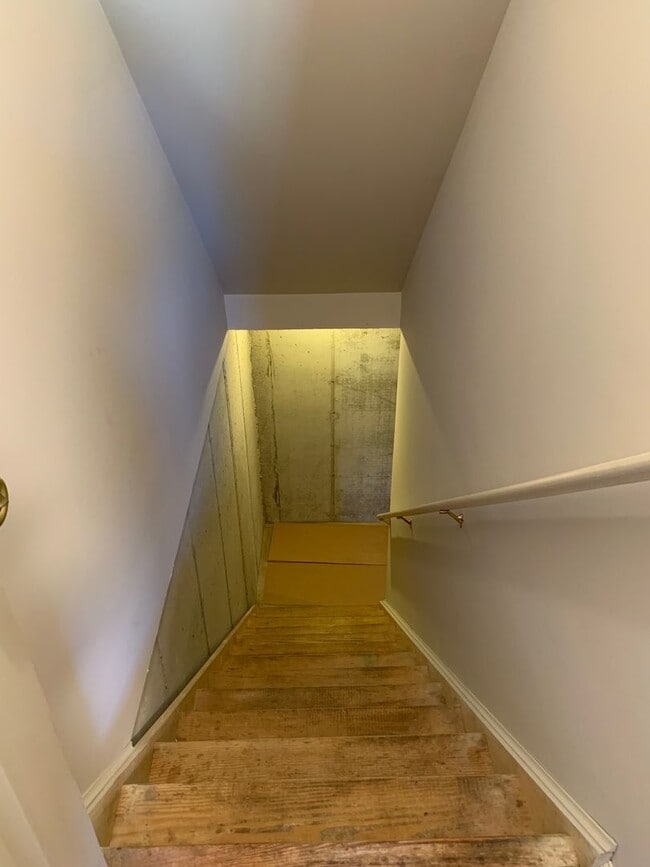 Building Photo - Make This Beautiful 3-Bedroom Townhouse Yo...