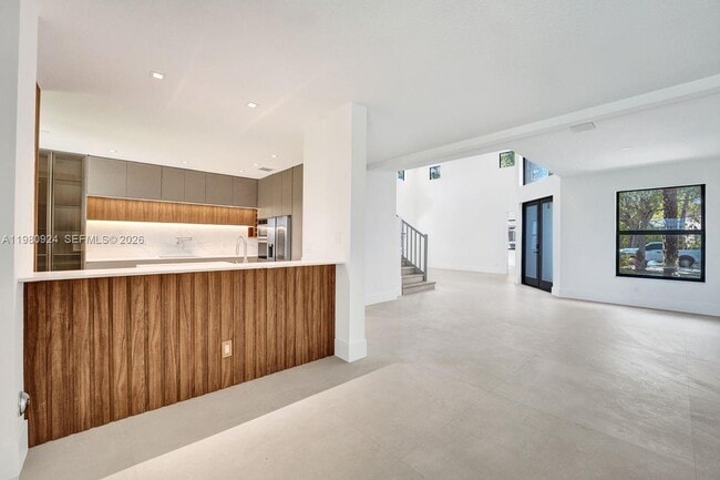 Building Photo - 4100 E Gardenia Ave