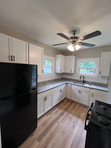 Kitchen - 2415 Lindbergh Dr