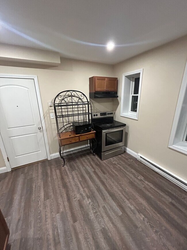 Building Photo - 1039 Main St