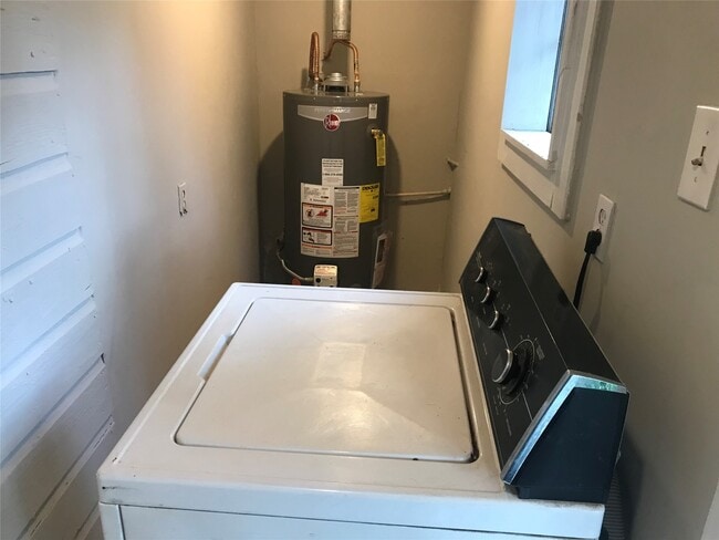 Building Photo - 215 E 25th St