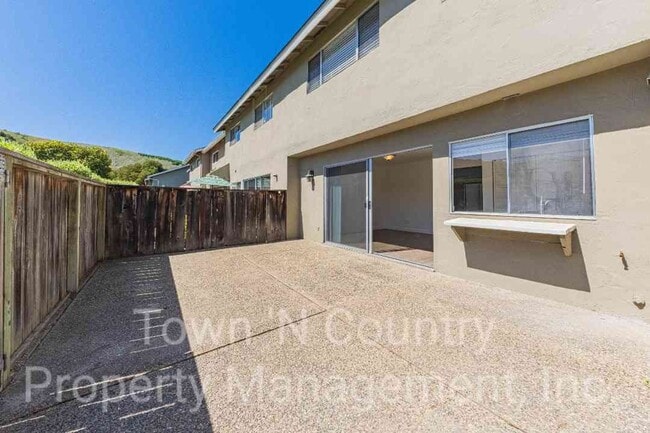 Building Photo - 3 Bedroom, 2 Bath Creekside Condo Available Now!