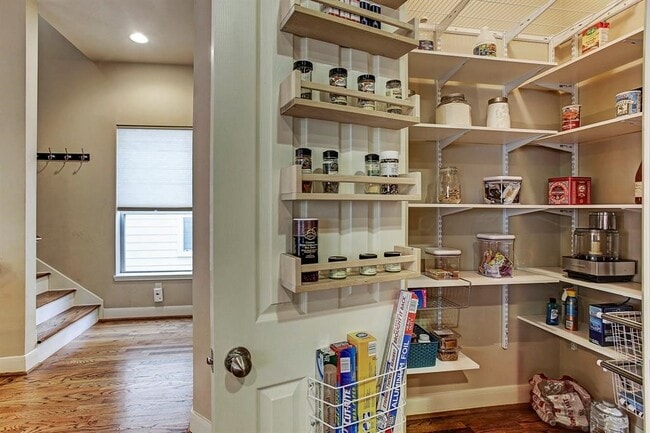 Building Photo - 5322 Nett St