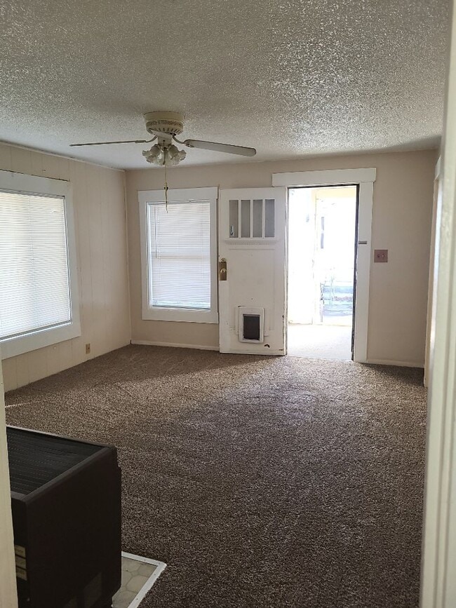 Building Photo - 4381/2 14th St - 2BR house behind Victorian Square in Sparks