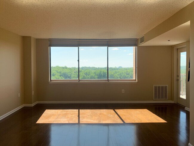 Building Photo - Rarely Available Penthouse 1BD/1BA in Gros...