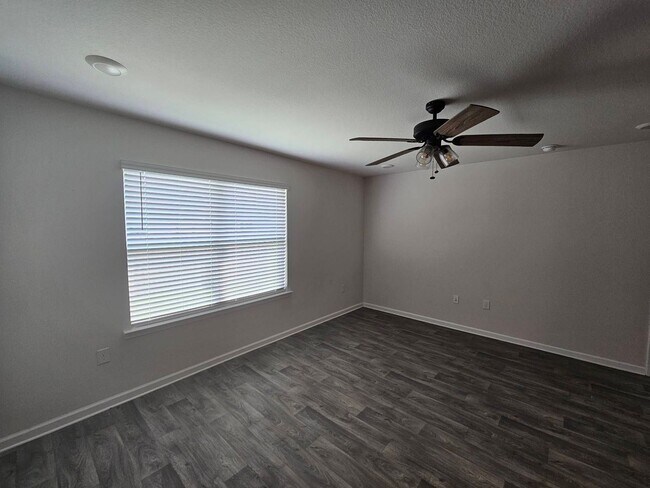 Building Photo - Modern 4Bed/2Ba Home, Centrally Located & Convenient to Everything! *1/2 OFF 1st Month's Rent!* &...