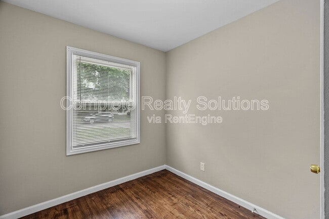 Building Photo - 270 Estridge Rd