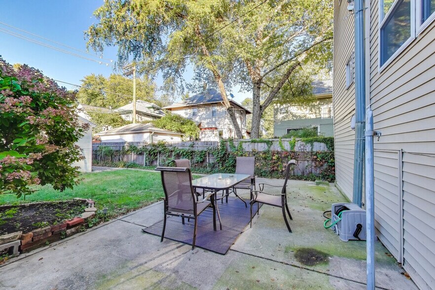 Building Photo - 1506 W Thome Ave