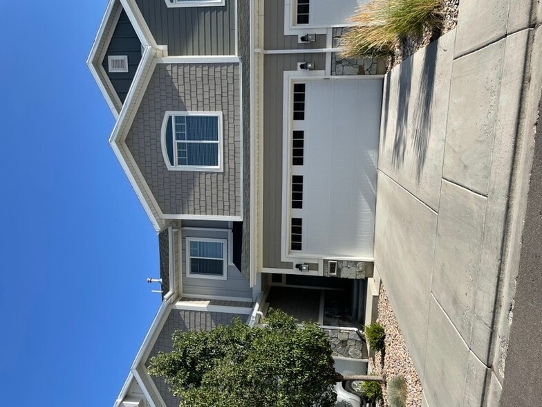 Building Photo - 212 1135 S