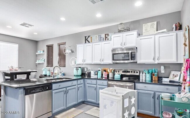 Building Photo - 36840 W Oliveto Ave