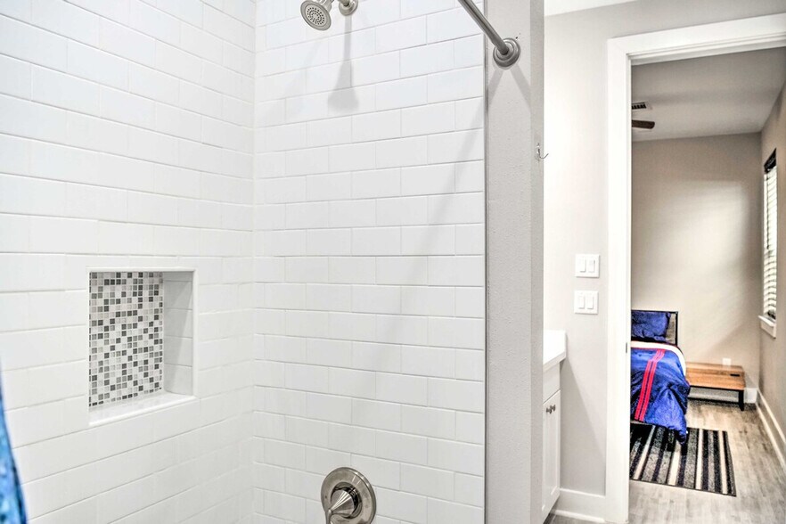 Building Photo - 6403 Bowling Green St