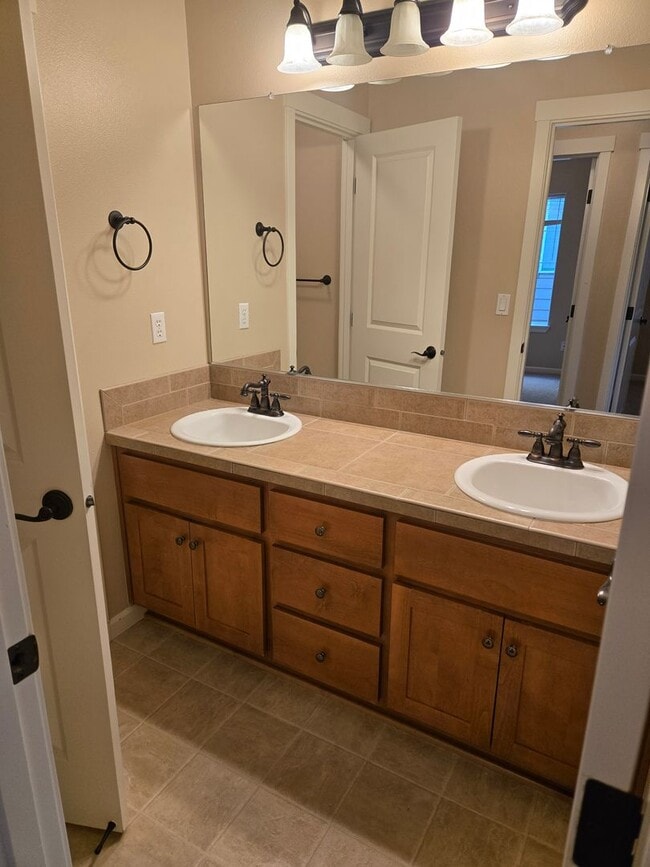 Building Photo - Tons of Space ! Walk to Park!  Newer 2017 ...