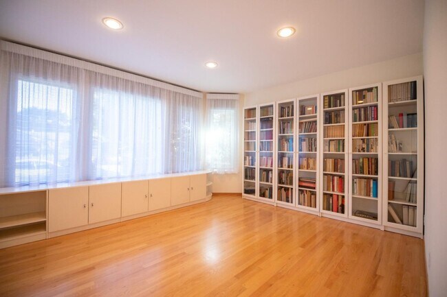 Building Photo - 908 Glennan Dr