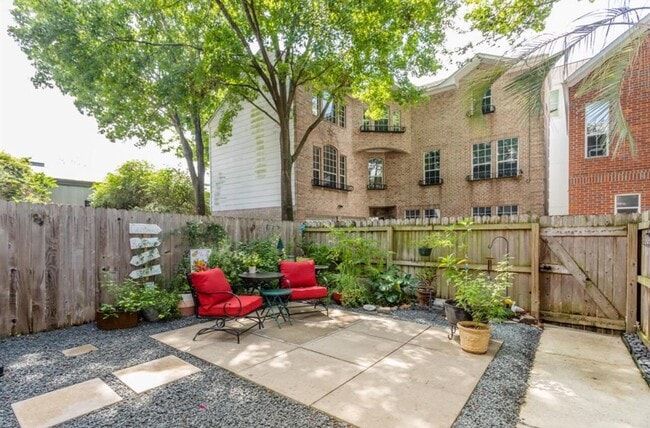 Building Photo - 5235 Blossom St