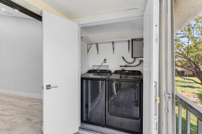 Building Photo - 3939 NE 5th Ave