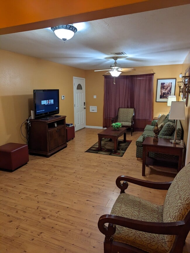 Building Photo - 6335 Franklin Ave