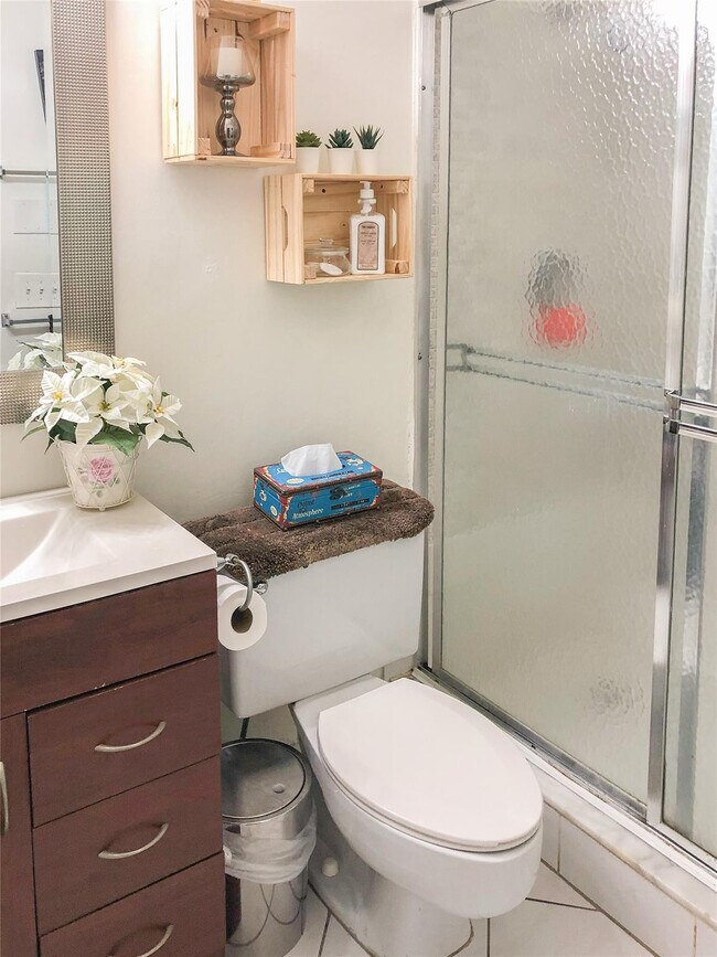 Building Photo - 5614 Hammock Ln