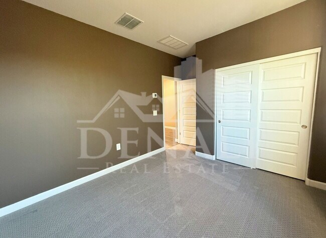 Building Photo - 1053 E Horro Rd