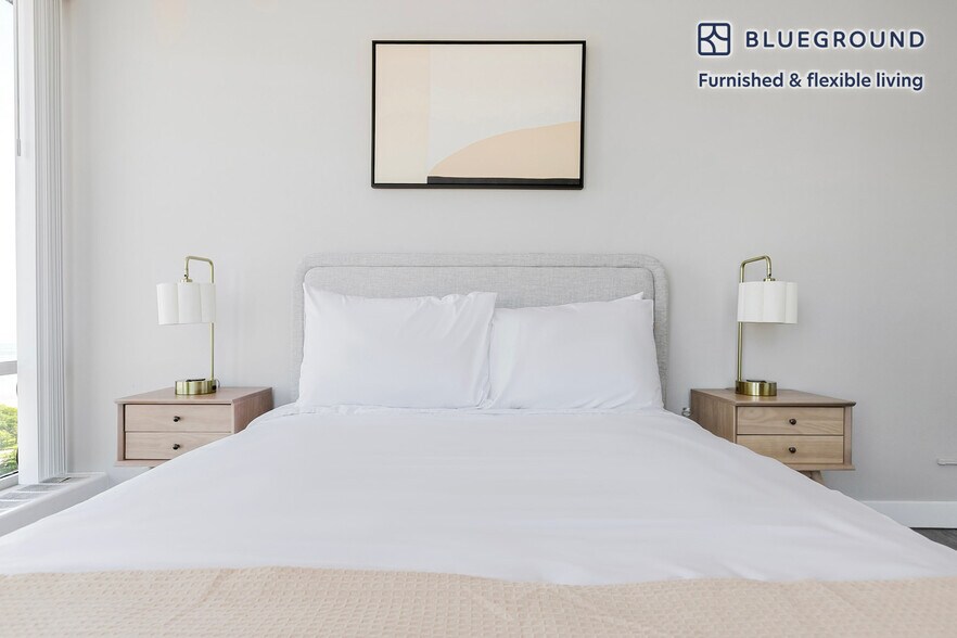 Building Photo - 5600 N Sheridan Rd