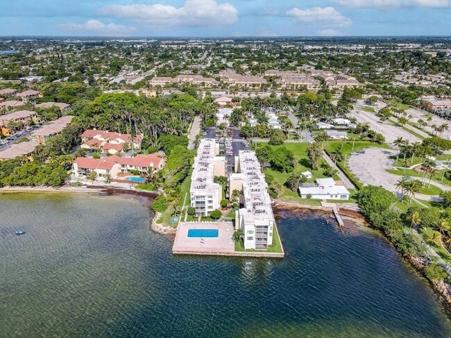 Building Photo - 1820 New Palm Way