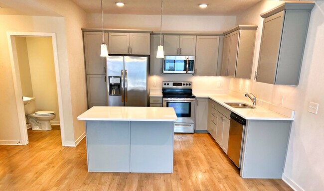 Building Photo - 327 NE Otter Dr