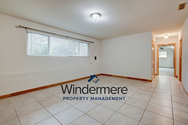 Building Photo - Spacious 3 Bedroom 3 Bath in town