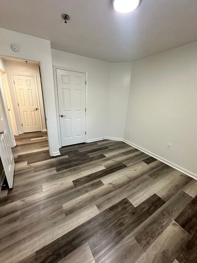 Building Photo - Renovated 4 Bedroom 2 Bath Room Downtown -...