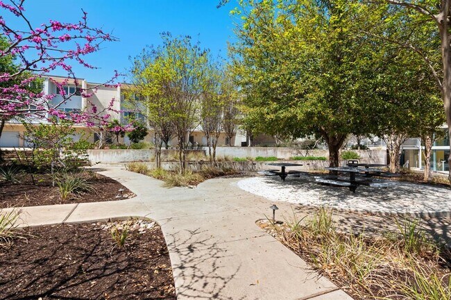 Building Photo - 604 N Bluff Dr
