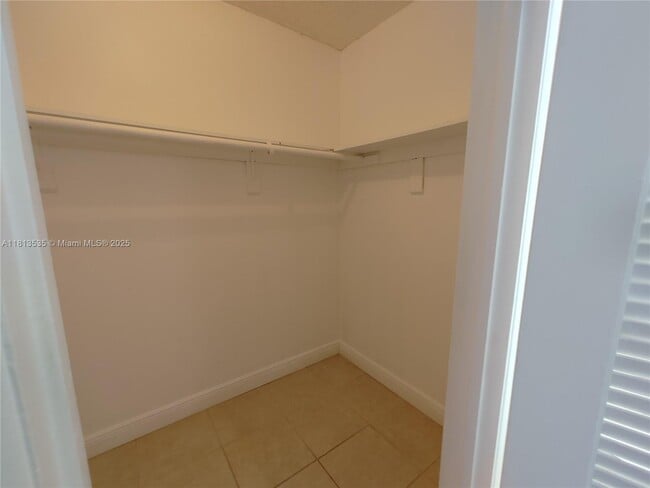 Building Photo - 1305 W 53rd St