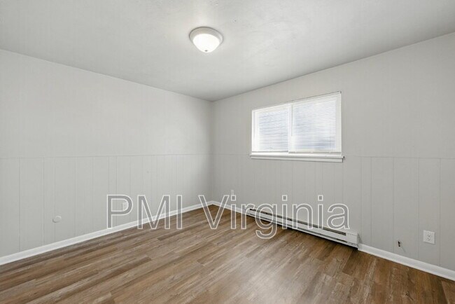 Building Photo - 2421 Courtney Ave