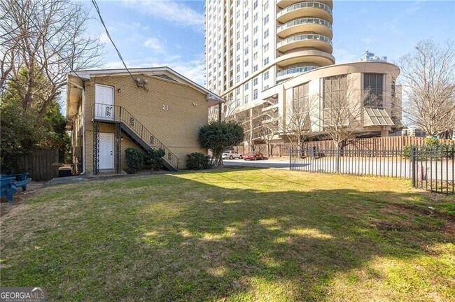 Building Photo - 21 Delmont Dr NE