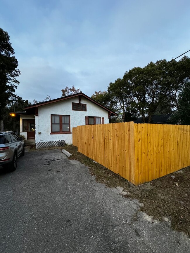 Building Photo - Beautiful 3 Bedroom, 1 Bathroom House