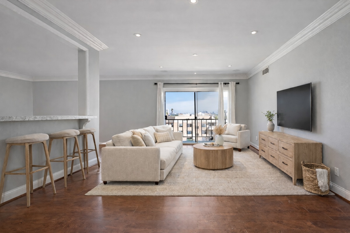 Building Photo - 1115 S Elm Dr