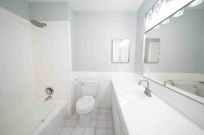 Building Photo - 1529 Deerwood Dr E