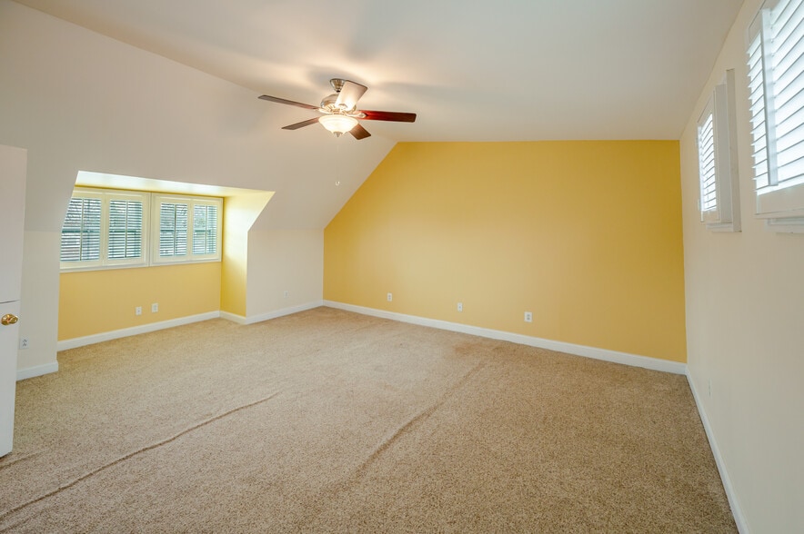 Building Photo - 5806 Flanders St