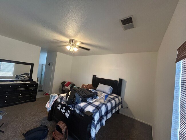 Building Photo - Great location on this split floorplan 3 b...
