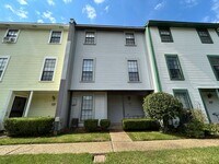 Building Photo - Gorgeous 2-Story Townhouse