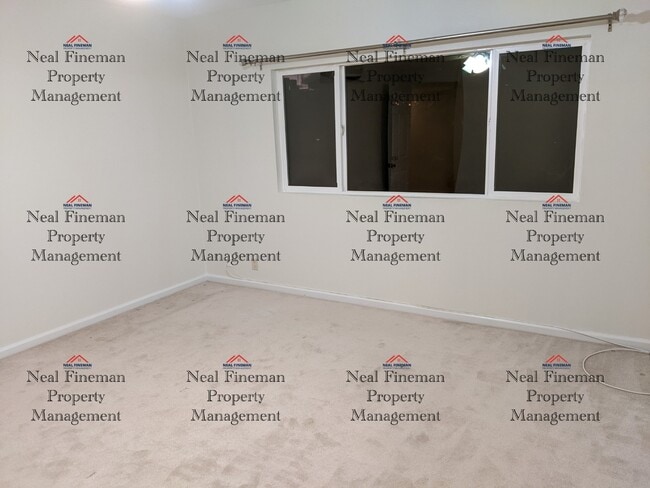 Building Photo - 3 Bed 2 Bath Apartment, 2 Assigned parking...