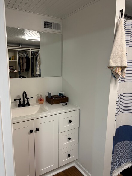 Building Photo - 7252 Thomas Dr