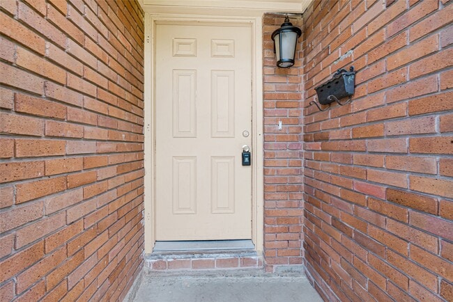 Building Photo - 4319 Howcher St